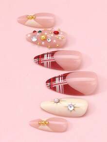 24片圣诞美甲贴纸 - 红色、白色和格子图案，饰以圣诞树、宝石和节日元素 - 全覆盖尖头假指甲，适合女性 - 非常适合圣诞派对和节日庆祝活动 - 彩色 - 查看 2