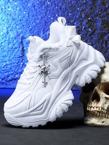 Sapatos de Neve para Esportes de Inverno Femininos com Elevação de 7cm, Tênis Casuais da Moda com Elementos de Halloween - Cruz Gótica 3D, Decorações de Caveira, Correntes de Metal Prateadas, Sola Grossa de EVA, Bico Redondo com Cadarço, Salto Alto Branco Confortável e Antiderrapante, Adequado para Uso Diário, Encontros, Academia, Escritório, Botas de Plataforma para Neve de Outono/Inverno