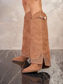 Botas de cano alto VIKIVIKI SHOES com bico fino, design de pernas largas e tachas metálicas decorativas na parte inferior. Um estilo moderno e ousado, ideal para looks urbanos, looks para a noite ou combinações de blazer e saia. Entrega estimada: 1 a 3 dias úteis (continental). - Camelo - Ver 2