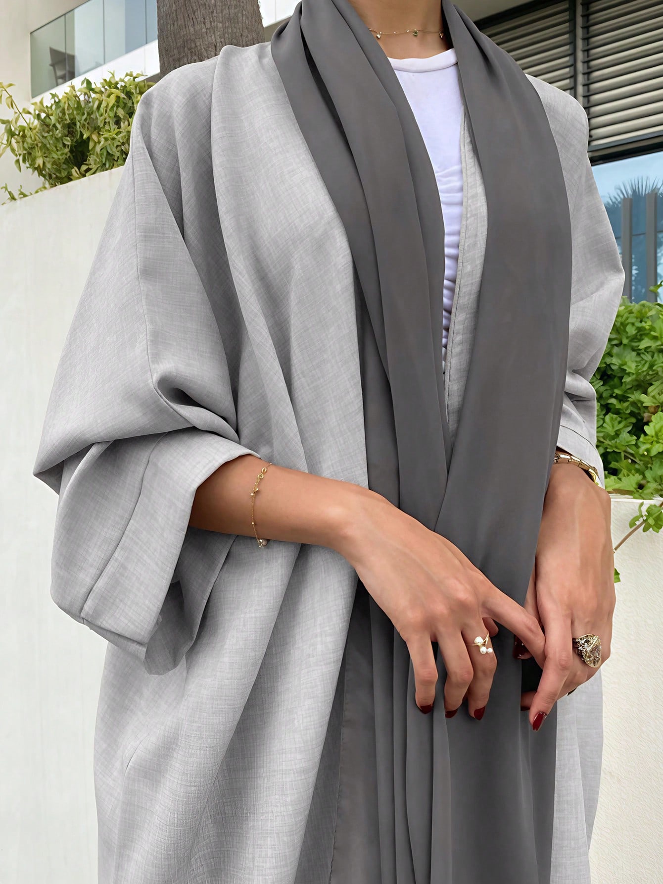 عباية بسيطة أنيقة وكاجوال، فتحة أمامية على الطراز...