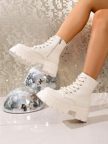 2025 Novos Botas de Motociclista com Salto Tratorado e Zíper Lateral para Outono/Inverno, Estilo Britânico para Mulheres