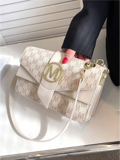 حقيبة كتف متعددة الأقسام مطبوع عليها حروف للنساء