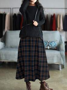 情人节春夏新款复古格纹半身裙，棕色高腰A字裙，中长款森林风百搭半身裙，修身显瘦，遮臀效果极佳。采用复古格纹设计，透气亲肤，不易变形。适合工作和日常穿着，是提升春夏衣橱格调的百搭单品。 - 深藍色 - 查看 3