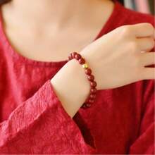 Pulsera de cuentas de cinabrio rojo de 8 mm para mujeres | Pulsera elástica chapada en oro como regalo de buena suerte, prosperidad y riqueza | Joyería tradicional china de protección | Regalo para ella