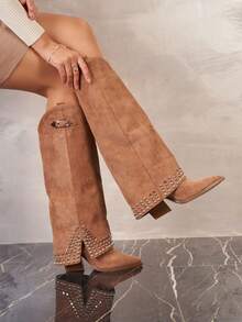 Botas de cano alto VIKIVIKI SHOES com bico fino, design de pernas largas e tachas metálicas decorativas na parte inferior. Um estilo moderno e ousado, ideal para looks urbanos, looks para a noite ou combinações de blazer e saia. Entrega estimada: 1 a 3 dias úteis (continental). - Camelo - Ver 3