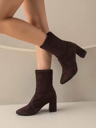 รองเท้าบูทหุ้มข้อและบูทสั้นสำหรับผู้หญิง