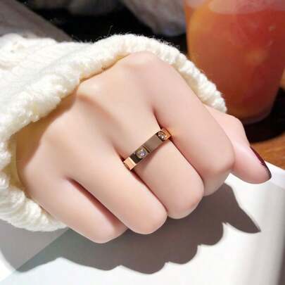 خاتم نسائي من الفولاذ المقاوم للصدأ مطلي بالذهب عيار 18 قطع بزركونيا مكعب، نقش أوراق البرسيم الأربعة الحظ، تصميم بسيط عصري، حماية لون دائمة، منخفض التحسس، مناسب للارتداء اليومي، هدية عيد الأم، عيد الأم، عيد الحب