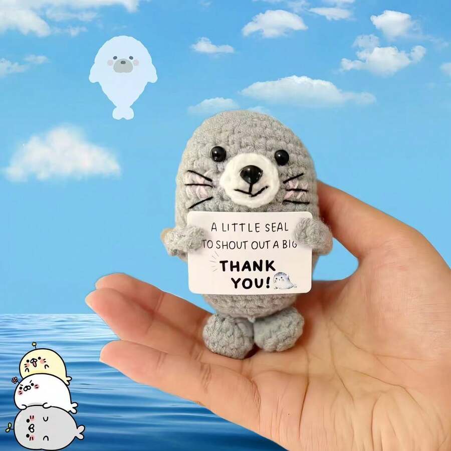 1pc Seal Hand-Woven Plush Doll Ornaments With Encouraging Words Can Be Given As Small Gifts To Friends And Family. Lovely Plush Doll Gift Design And Encouraging Words Are Very Warm And Sweet! These Lovely Dolls Will Always Be Your Friends, And They Will Make You Feel Relaxed And Happy!
