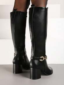 Elegante kniehohe Stiefel mit Kettendetail – Damen-Winterstiefel - Schwarz - Übersicht 4