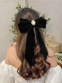 2 piezas Clips para el cabello con lazo de terciopelo negro estilo vintage francés para niñas, elegante accesorio de lazo de terciopelo con detalle de flor de rosa de perla falsa, conjunto de horquillas para el cabello adecuado para fiestas festivas y uso diario - Negro - Ver 4