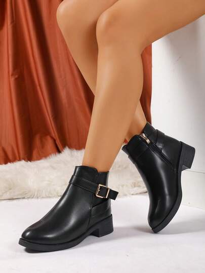 大码女士秋冬英伦风踝靴，单层衬里舒适透气，腰带扣装饰，侧拉链设计方便穿脱，细腻的皮革质感显得高档，高筒在视觉上拉长腿部线条，经典裸色永不过时，适合日常穿着，展现优雅气质。