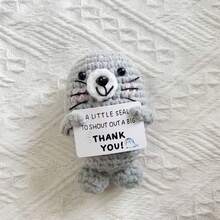 1pc Seal Hand-Woven Plush Doll Ornaments With Encouraging Words Can Be Given As Small Gifts To Friends And Family. Lovely Plush Doll Gift Design And Encouraging Words Are Very Warm And Sweet! These Lovely Dolls Will Always Be Your Friends, And They Will Make You Feel Relaxed And Happy!