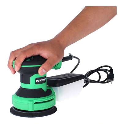 Lijadora orbital eléctrica de 5 pulgadas  Ideal para acabados finos en madera, metal, plástico y superficies pintadas  Herramienta profesional para carpintería, restauración, mantenimiento y proyectos DIY  Motor potente de alto rendimiento para lijado uniforme y sin marcas  Diseño ergonómico con empuñadura cómoda para mayor control y precisión  Sistema de recolección de polvo integrado para mantener el área de trabajo limpia  Compatible con discos de lija estándar de 5"