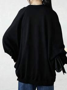 加大码黑色针织短上衣，圆领，插肩长袖，正面纽扣细节，常规长度