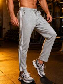 بنطلون رياضي رجالي ذو ساق مستقيمة. هذا البنطلون الرياضي الرمادي الكلاسيكي للرجال يتميز بخطوط جانبية متناوبة سميكة وخفيفة، مما يجمع بين التنوع والأناقة. أفضل اختيارات الهدايا للأزواج/الأصدقاء الذكور هذا الخريف والشتاء.