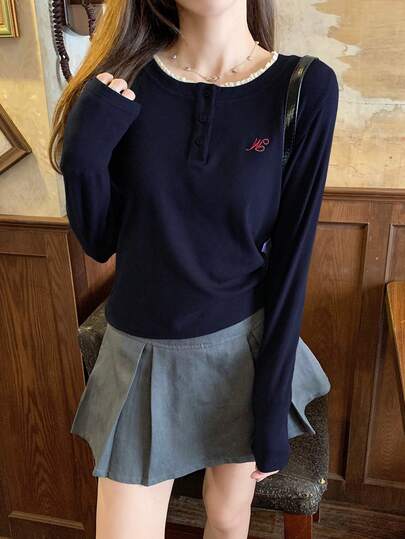 女士基本款修身长袖灰色 T 恤，带花卉蕾丝边、圆领和纽扣刺绣设计