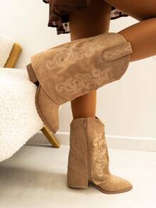 VIKIVIKI SHOES, High-Top Cowboy Boots Crafted From Suede With Embroidered Details. They Feature A Mid-Height, Wide Heel For Added Stability And A Sturdy Sole, Perfect For Everyday Wear. A Comfortable And Versatile Design, Perfect For Pairing With Skinny Jeans, Bohemian Dresses, Or Midi Skirts. Estimated Delivery: 1-3 Business Days (Mainland). - YY-103 - 查看 3
