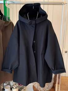 时尚女式常规款黑色风衣，带连帽领、长袖，正面有纽扣