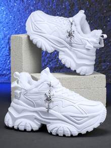 Sapatos de Neve para Esportes de Inverno Femininos com Elevação de 7cm, Tênis Casuais da Moda com Elementos de Halloween - Cruz Gótica 3D, Decorações de Caveira, Correntes de Metal Prateadas, Sola Grossa de EVA, Bico Redondo com Cadarço, Salto Alto Branco Confortável e Antiderrapante, Adequado para Uso Diário, Encontros, Academia, Escritório, Botas de Plataforma para Neve de Outono/Inverno