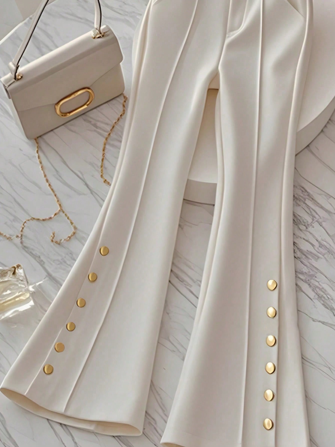 بنطلون نسائي واسع بخصر مرتفع وأزرار ذهبية كزينة، م...