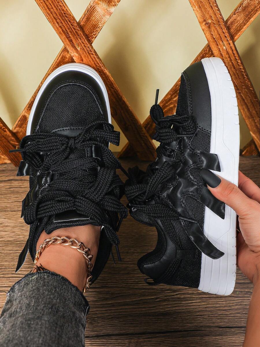 Classic Black & White Contrast Color Casual Skateboard Shoes, Flat Comfortable And Durable, Suitable For Travel And Holidays Like , Mesh And Synthetic Leather Patchwork Design, Round Toe Lace-Up Leisure Sneakers For Women - Black - View 1