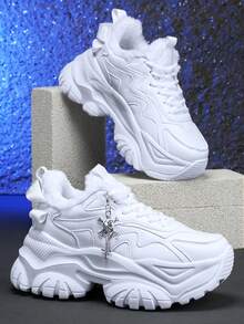 Sapatos de Neve para Esportes de Inverno Femininos com Elevação de 7cm, Tênis Casuais da Moda com Elementos de Halloween - Cruz Gótica 3D, Decorações de Caveira, Correntes de Metal Prateadas, Sola Grossa de EVA, Bico Redondo com Cadarço, Salto Alto Branco Confortável e Antiderrapante, Adequado para Uso Diário, Encontros, Academia, Escritório, Botas de Plataforma para Neve de Outono/Inverno