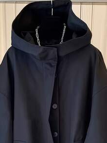 时尚女式常规款黑色风衣，带连帽领、长袖，正面有纽扣