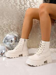 2025 Novos Botas de Motociclista com Salto Tratorado e Zíper Lateral para Outono/Inverno, Estilo Britânico para Mulheres