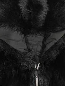 宽松版型黑色仿皮草大衣，复古仿狐狸毛外套 - 经典复古风冬季单品。采用逼真的仿皮草材质制成 - 黑色 - 查看 7