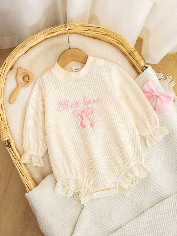 Modischer und süßer Baby-Mädchen Bodysuit mit Schleifenstickerei und dreidimensionaler Spitzenverarbeitung, weich und bequem mit geripptem Rundhalsausschnitt - lässiger Urlaubsstil, geeignet für Frühling und Herbst, für Outdoor-Aktivitäten, Treffen, Partys und den täglichen Gebrauch