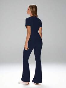 FWH 女士日常两件套：基础款，百搭保守的设计，适合户外通勤、办公、健身和瑜伽。甜美优雅的温柔风格，修身剪裁，采用收腰弹力面料。圆领短袖上衣搭配高腰收腹微喇叭运动裤，打造修身效果。