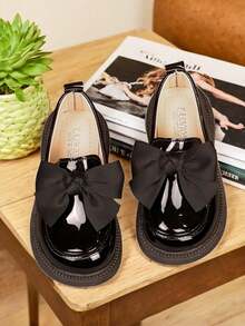 1 paire de mocassins et chaussures Oxford enrobé noir pour filles, avec décoration de nœud, à enfiler, semelle en caoutchouc antidérapante et doublure en PU souple. Chaussures plates élégantes, convenant aux robes de princesse, pour les filles de 3 à 15 ans, pour un usage décontracté, les vacances, l'école et les fêtes, au printemps et en automne.