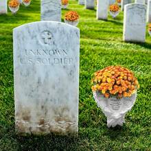 1 قطعة إناء بتصميم أجنحة الملاك مع قاعدة، ديكور للقبر، هدية تذكارية للأحباء الراحلين، مناسب للمقبرة والحديقة والمروج - يمكن وضع الزهور الطبيعية أو الاصطناعية فيه