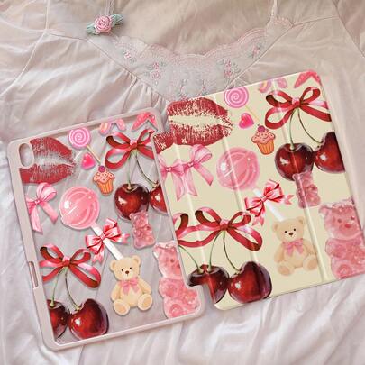 精美可爱的卡通粉色蝴蝶结熊棒棒糖樱桃双面彩绘亚克力透明水晶背壳，防震设计，适用于第七代、第八代（10.2英寸）和第十代iPad。内置笔槽，支持睡眠唤醒功能/多种折叠支架方式。这些都是绝佳的万圣节和新年礼物。