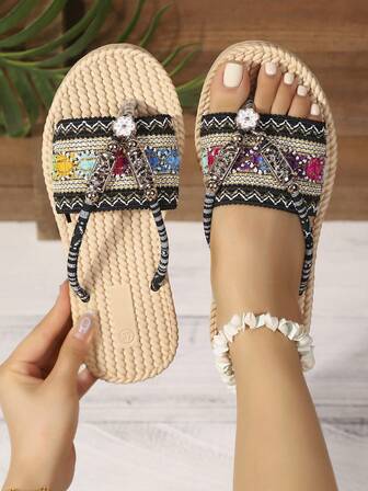 Damflip-flops med platta tåstöd för sommaren | Retro avslappnad stil, folklig stil, svarta remmar med guldrandigt broderi och vävd textur i konstläder | Lämplig för vardagskläder, shopping, semester, musikfestivaler och folkevenemang