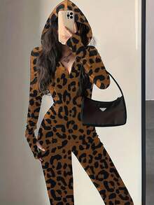 春夏新款丝绒修身连帽喇叭连体裤，欧美辣妹风丝绒连帽连体裤，修身显瘦喇叭裤，V领拉链设计，非常适合与闺蜜外出、参加派对或通勤。 - LH112501-X豹紋 - 查看 6