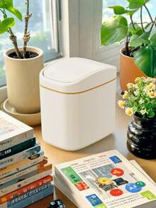Coș de gunoi de birou cu 1 bucată, mini coș de gunoi cu capac pentru acasă, dormitor și birou, coș de gunoi creativ în stil european. Un coș de gunoi mic și mini din plastic cu capac batant, potrivit pentru utilizare pe mesele de acasă. Acest coș de gunoi cu capac nu necesită electricitate și este perfect pentru sufragerie.