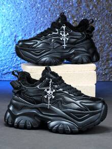 Botas de Neve para Inverno Femininas, Altura Aumentada em 7CM, Tênis Casuais da Moda com Elementos de Halloween - Cruz Gótica 3D, Caveira, Encantos Decorativos Metálicos Prateados Brilhantes, Sola Grossa de EVA Plataforma de Salto Alto, Leve, Absorvente de Choque, Antiderrapante, Bico Redondo, Cadarço, Botas de Neve com Cunha para Faculdade, Adolescentes, Uso Diário, Encontros, Academia, Escritório, Outono/Inverno