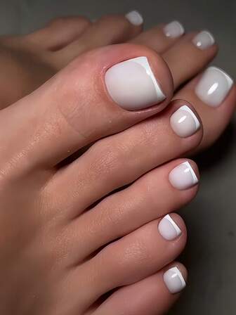 48片短款方形白色条纹法式极简亮面假指甲，适用于手指和脚趾，是DIY纯色美甲的理想之选，非常适合女性和女孩约会及日常使用。可重复使用的按压式美甲套装，包含果冻胶和指甲锉。果冻胶颜色随机发货。