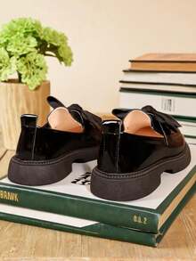 1 paire de mocassins et chaussures Oxford enrobé noir pour filles, avec décoration de nœud, à enfiler, semelle en caoutchouc antidérapante et doublure en PU souple. Chaussures plates élégantes, convenant aux robes de princesse, pour les filles de 3 à 15 ans, pour un usage décontracté, les vacances, l'école et les fêtes, au printemps et en automne.