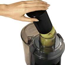 Extractor de jugos Hamilton Beach Big Mouth  67601 color negro con accesorios potente motor de 800 watts, caben frutas enteras, fácil de lavar y usar - Tipo de Enchufe A USA (110-127V) - Ver 2