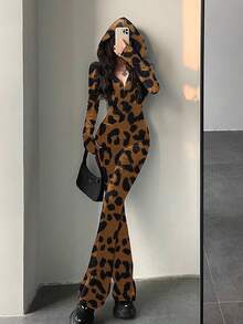 春夏新款丝绒修身连帽喇叭连体裤，欧美辣妹风丝绒连帽连体裤，修身显瘦喇叭裤，V领拉链设计，非常适合与闺蜜外出、参加派对或通勤。 - LH112501-X豹紋 - 查看 7