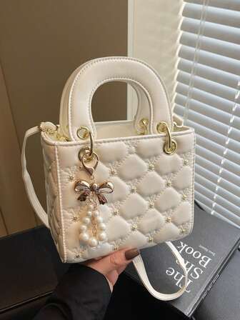 黑色菱格纹优雅女士手提包，新款韩版时尚休闲单肩斜挎包，珍珠蝴蝶装饰小巧精致，适合购物、钱包、年轻女性、大学生、新婚夫妇、办公室女士。非常适合办公室、大学、工作、商务、通勤、户外活动、旅行和野餐。