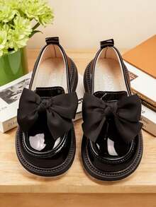 1 paire de mocassins et chaussures Oxford enrobé noir pour filles, avec décoration de nœud, à enfiler, semelle en caoutchouc antidérapante et doublure en PU souple. Chaussures plates élégantes, convenant aux robes de princesse, pour les filles de 3 à 15 ans, pour un usage décontracté, les vacances, l'école et les fêtes, au printemps et en automne.