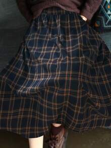 情人节春夏新款复古格纹半身裙，棕色高腰A字裙，中长款森林风百搭半身裙，修身显瘦，遮臀效果极佳。采用复古格纹设计，透气亲肤，不易变形。适合工作和日常穿着，是提升春夏衣橱格调的百搭单品。 - 深藍色 - 查看 4