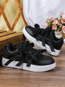 Classic Black & White Contrast Color Casual Skateboard Shoes, Flat Comfortable And Durable, Suitable For Travel And Holidays Like , Mesh And Synthetic Leather Patchwork Design, Round Toe Lace-Up Leisure Sneakers For Women - Black - View 2