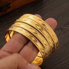 Set de 4 brazaletes de estilo africano de Dubai con acabado mate en color dorado, joyería de lujo para fiestas, regalo de boda para la novia saudí - Amarillo Oro - Ver 2