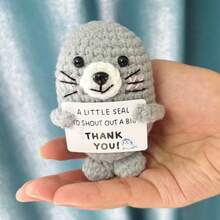 1pc Seal Hand-Woven Plush Doll Ornaments With Encouraging Words Can Be Given As Small Gifts To Friends And Family. Lovely Plush Doll Gift Design And Encouraging Words Are Very Warm And Sweet! These Lovely Dolls Will Always Be Your Friends, And They Will Make You Feel Relaxed And Happy!