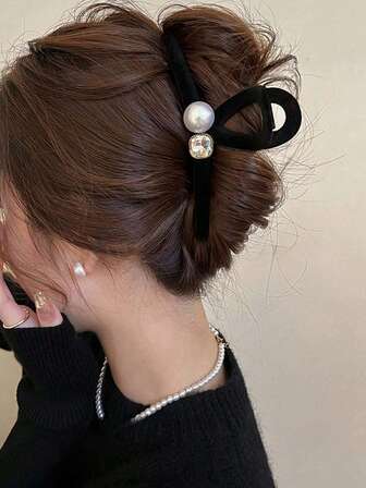 1 件女士黑色植绒双面心形和字母交叉发夹，时尚简约设计，适合日常佩戴，适合日常使用，植绒、珍珠、水钻装饰大发夹，2025 新款高端发夹发饰优雅发夹