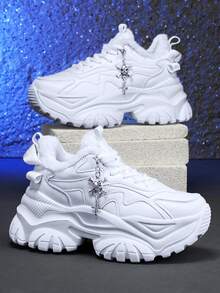 Sapatos de Neve para Esportes de Inverno Femininos com Elevação de 7cm, Tênis Casuais da Moda com Elementos de Halloween - Cruz Gótica 3D, Decorações de Caveira, Correntes de Metal Prateadas, Sola Grossa de EVA, Bico Redondo com Cadarço, Salto Alto Branco Confortável e Antiderrapante, Adequado para Uso Diário, Encontros, Academia, Escritório, Botas de Plataforma para Neve de Outono/Inverno